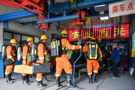 Equipos de rescate se preparan para bajar a una mina, luego de una explosión en la mina de carbón de Liushenyu, en la localidad de Changzhi, en el condado de Qinyuan de la provincia de Shanxi, en China.