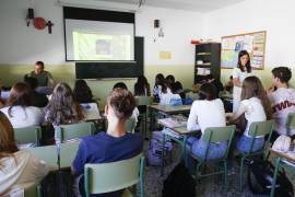 Para los educadores, “el informe es un indicador útil para poder conocer la tendencia general y comparar sistemas educativos, pero no debemos olvidarnos de que la educación va más allá de una prueba”, afirma Andrea Agustín, profesora de inglés.