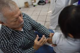 Personal de salud aplica vacunas gratuitas en instalaciones municipales.