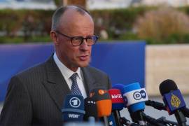 El canciller alemán Friedrich Merz hace declaraciones a su llegada a la Cumbre de la UE en Ayia Napa, Chipre.