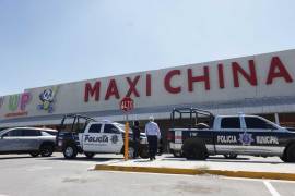 Los agentes aseguraron diversos productos entre los que destacaron ropa, bolsas, perfumes, mochilas, gorras, entre otros. FOTO: