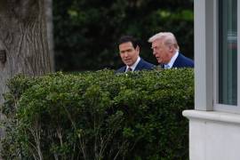 El presidente Donald Trump sale del Despacho Oval junto al secretario de Estado Marco Rubio antes de partir en el helicóptero Marine One desde el jardín sur de la Casa Blanca.
