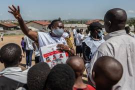 Vanny Birungi, voluntaria de la Cruz Roja, durante una campaña de sanitización en medio de un brote de ébola, el lunes 25 de mayo de 2026, en Bunia, Congo.