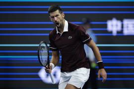 Novak Djokovic remontó a Alexander Zverev en Beijing y extendió a 32-0 su histórico invicto en el China Open.