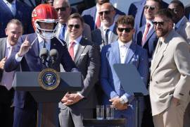 Joe Biden probándose el casco de los Chiefs en la Casa Blanca, rompiendo una regla no escrita y sorprendiendo a todos los presentes.