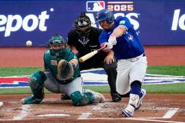 Alejandro Kirk conecta un sencillo en la serie contra los Marineros. El mexicano es uno de los más eficaces bateadores de los Azulejos de Toronto rumbo a la Serie Mundial.