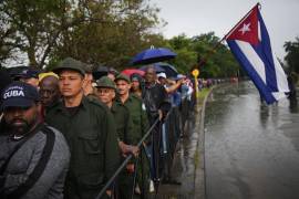La gente hace cola bajo la lluvia en La Habana, Cuba, el jueves 15 de enero de 2026, frente al Ministerio de las Fuerzas Armadas Revolucionarias.
