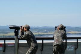 Soldados surcoreanos observan territorio norcoreano desde el Puesto de Observación de Unificación, el miércoles 16 de septiembre de 2026, en Paju, Corea del Sur.