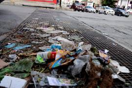 Las intensas precipitaciones del sábado dejaron afectaciones en distintos puntos de la ciudad, donde se detectaron rejillas pluviales y drenajes sanitarios colapsados debido a la acumulación de desechos sólidos.