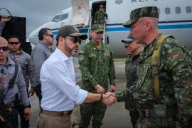 El presidente de Colombia porta un arma durante su visita a Santa Marta