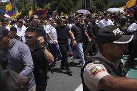 El presidente de Ecuador, Daniel Noboa, encabeza una marcha hacia la Corte Constitucional para protestar por el rechazo a artículos de leyes que él propuso en Quito, Ecuador. FOTO: