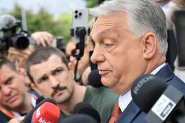 El ex primer ministro húngaro Viktor Orbán le habla a la prensa al llegar al cónclave de su partido Fidesz en Budapest, informó Associated Press.