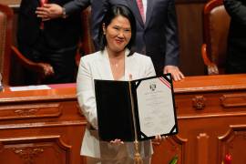 La presidenta electa de Perú, Keiko Fujimori, muestra sus credenciales de la Junta Nacional Electoral durante una ceremonia en Lima, Perú, el miércoles 15 de julio de 2026.