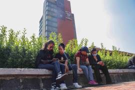 Reaccionan en la explanada de la rectoría al mensaje de las autoridades de la UNAM respecto al examen de control que se aplicará a los aspirantes seleccionados.
