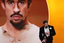 Premio. Entre aplausos y emoción, Bad Bunny recibe de manos de Harry Styles el máximo galardón de la noche, convirtiéndose en el gran protagonista de los Grammy.