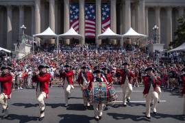 Miembros del Cuerpo de Pífanos y Tambores de la Vieja Guardia del Ejército de Estados Unidos marchan durante las festividades del 4 de Julio en los Archivos Nacionales en Washington.