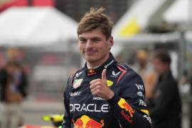 Max Verstappen logró su sexta pole de la temporada tras dominar una caótica clasificación en el circuito urbano de Bakú.