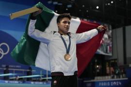 Osmar Olvera Ibarra se subió al tercer lugar del podio de París 2024 colgándose la medalla de bronce en los 3 metros trampolín de clavados en los Juegos Olímpicos.