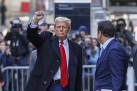 Al salir de un tribunal de apelaciones de Nueva York, el expresidente Donald Trump levanta el puño en señal de victoria.