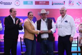 Francisco Martínez Leal se hizo acreedor a la Presea al Compromiso Empresarial, otorgada por la Canacintra Coahuila Sureste.