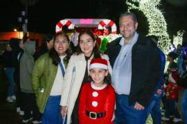 El Alcalde y la Presidenta Honoraria del DIF encabezaron el encendido navideño.