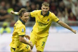 Luka Modric celebra su gol en San Siro, mientras Santiago Giménez lamenta una de sus llegadas al poste durante el triunfo del Milan sobre Bologna.