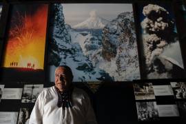 Moisés Vega en el Museo del Volcán en Amecameca, México, cerca del volcán Popocatépetl. Vega, de 64 años, dice que puede hablar el lenguaje sagrado de los volcanes para pedirles buen tiempo y buena cosecha.