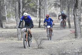 Regresan. Los ciclistas de montaña recorrieron la pista de La Narro en la primera etapa de este serial.