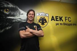 El extécnico de Chivas, quien pasó por la MLS, para dar el salto a Europa, fue anunciado como nuevo entrenador del AEK de Atenas.