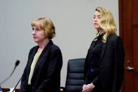 La abogada Elaine Charlson Bredehof y la actriz Amber Heard en la corte de Fairfax, en Virginia.
