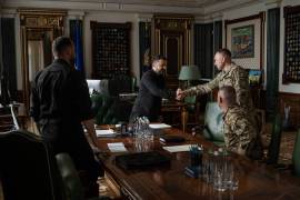 El presidente ucraniano Volodymyr Zelenskyy le da la mano al nuevo comandante en jefe de las Fuerzas Armadas de Ucrania, Mijailo Drapatyi, durante su reunión en Kiev, Ucrania.