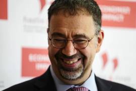 El economista Daron Acemoglu, ganador del Premio Nobel de Economía 2024, habla con los medios durante una conferencia en Atenas, Grecia, el lunes 14 de octubre de 2024.