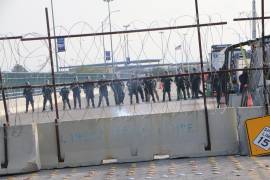 Agentes de Aduana y Protección Fronteriza cerraron el puente para contener a migrantes
