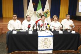 El rector Octavio Pimentel (c) explicó procesos y costos para ingresar ingresar a la Universidad Autónoma de Coahuila.