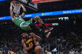 Jayson Tatum, de los Celtics de Boston, consigue una clavada en la primera mitad del sexto juego de la serie de playoffs de primera ronda en la Conferencia Este ante los Hawks de Atlanta.