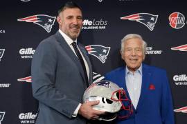 El flamante nuevo coach de los Patriots, Mike Vrabel, se tomó la foto del recuerdo con el dueño del equipo, Robert Kraft, durante la conferencia de prensa que dio este lunes.