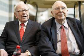 Charlie Munger (derecha) acompañaba a Warren Buffett en muchas de las juntas corporativas de Berkshire, y era el único que se atrevía a contradecirlo.