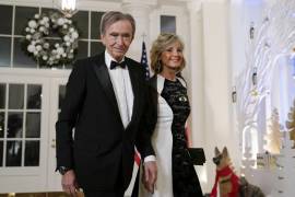 Bernard Arnault, presidente y director ejecutivo de LVMH Moët Hennessy, y su esposa Helene Mercier-Arnault llegan a la cena de estado con el presidente Joe Biden y el presidente francés Emmanuel Macron.