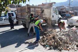 Brigadas del programa “Aquí andamos” realizaron limpieza profunda y retiro de escombro en callejones de la colonia Vicente Guerrero, al sur de Saltillo.
