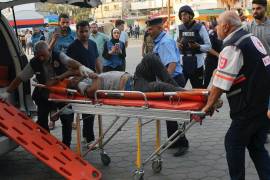 En esta imagen de archivo, reporteros observan mientras un palestino herido en un bombardeo israelí es llevado a un hospital en Deir el-Balah, en la Franja de Gaza, el 16 de octubre de 2023.