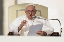 El Papa Francisco aprobó formalmente permitir que los sacerdotes bendigan a parejas del mismo sexo, con un nuevo documento publicado.