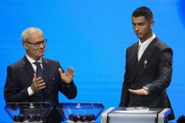 Giorgio Marchetti de la UEFA observa a Cristiano Ronaldo oprimir un botón para iniciar el sorteo de la Liga de Campeones, el jueves 29 de agosto de 2024, en Mónaco. (AP Foto/Gregorio Borgia)