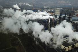 Humo y vapor se elevan desde una planta de procesamiento de carbón el 28 de noviembre de 2019 en Hejin, en la provincia central china de Shanxi.