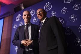 Zinedine Zidane fue presentado en París y firmó un contrato por cuatro años con la Federación Francesa de Futbol.