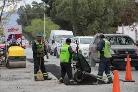 Brigadas municipales realizan trabajos de bacheo en el fraccionamiento Los Álamos, mejorando la seguridad vial en la zona.