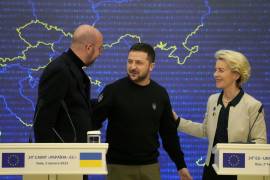 Mientras la unidad entre la UE y Kiev parecía florecer en la cumbre, las autoridades ucranianas reportaron al menos seis civiles muertos y 20 más con heridas debido a los ataques rusos.