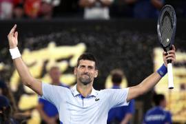 El serbio Novak Djokovic festeja su victoria sobre el francés Adrian Mannarino en la cuarta ronda del Abierto de Australia.