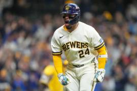 William Contreras conectó el jonrón decisivo en la séptima entrada para completar la remontada de los Brewers ante los Padres en Milwaukee.