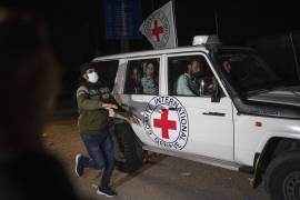 Un vehículo de la Cruz Roja con rehenes israelíes pasa por el cruce de la Franja de Gaza hacia Egipto en Rafah.