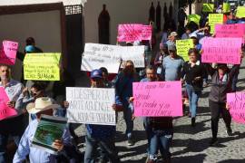 Encabezados por el activista Alejandro Villarreal Mauri, los manifestantes buscan que el manejo del agua permanezca en manos de los arteaguenses.